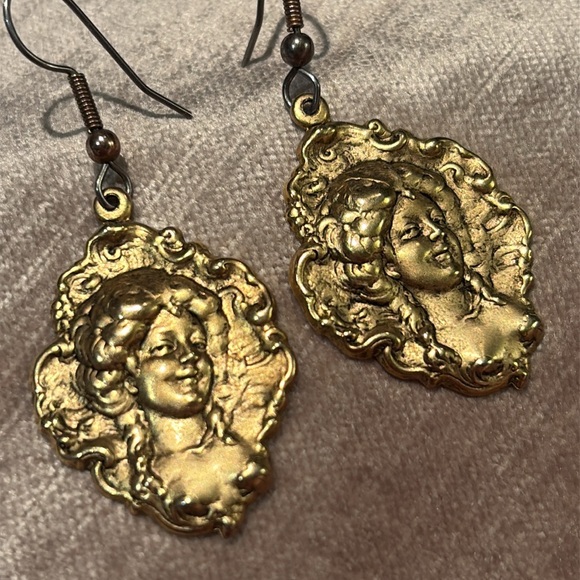 Vintage Gold Marie Antoinette Cameo Style Earrings - Picture 4 of 4